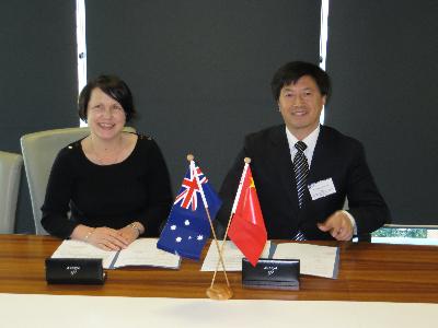IHBI所长Patsy Yates女士与yl23455永利官网院长刘昌胜在协议签署现场